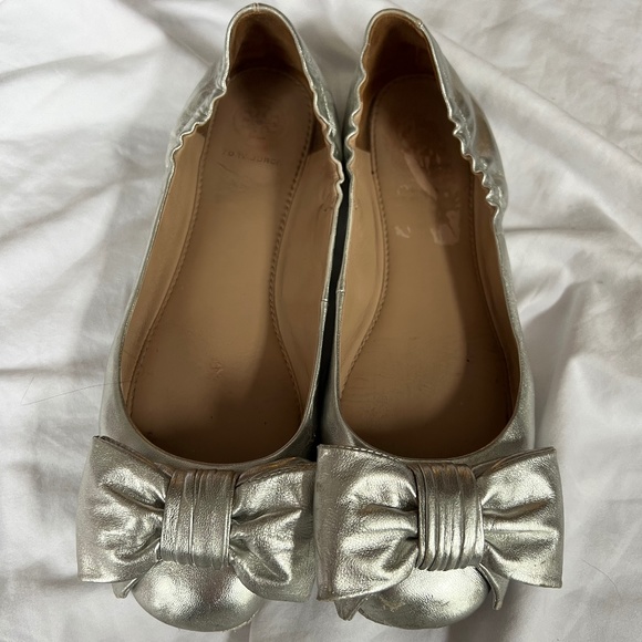 💎 Tory Burch Metallic Silver Divine Bow Ballet Flats Shoe💎 - Picture 2 of 10